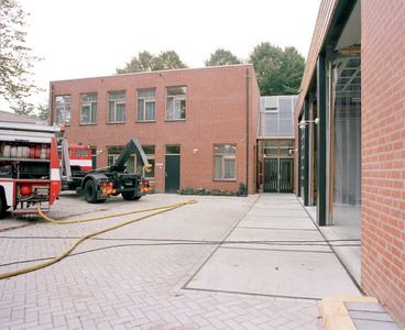 823921 Gezicht op het voorterrein van de nieuwe Brandweerpost Rayon Noord (Vlampijpstraat 100) te Utrecht, met een ...